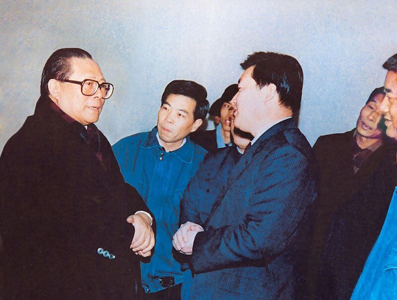 1991年2月5日，时任中共中央总书记的江 泽 民（左一）视察利来国际，他指示：“抓住机遇，深化改革，扩大开放，促进发展，保持稳定。”