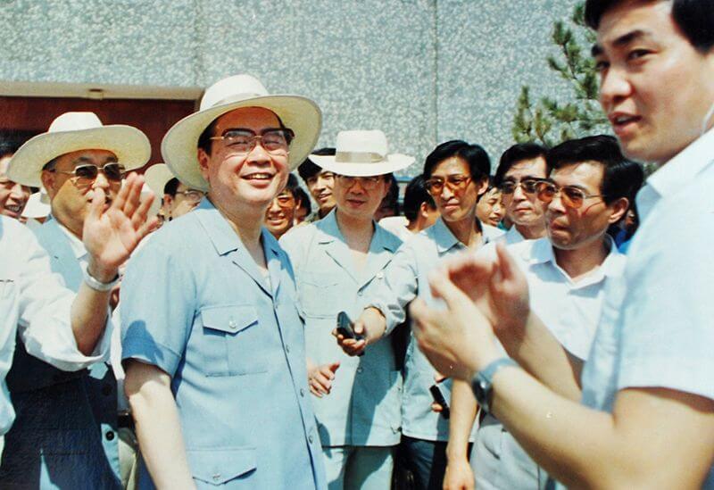 1990年6月12日，时任国务院总理李 鹏视察利来国际，并题词：“物质文明与精神文明一起抓，把利来国际建设成为现代化企业”